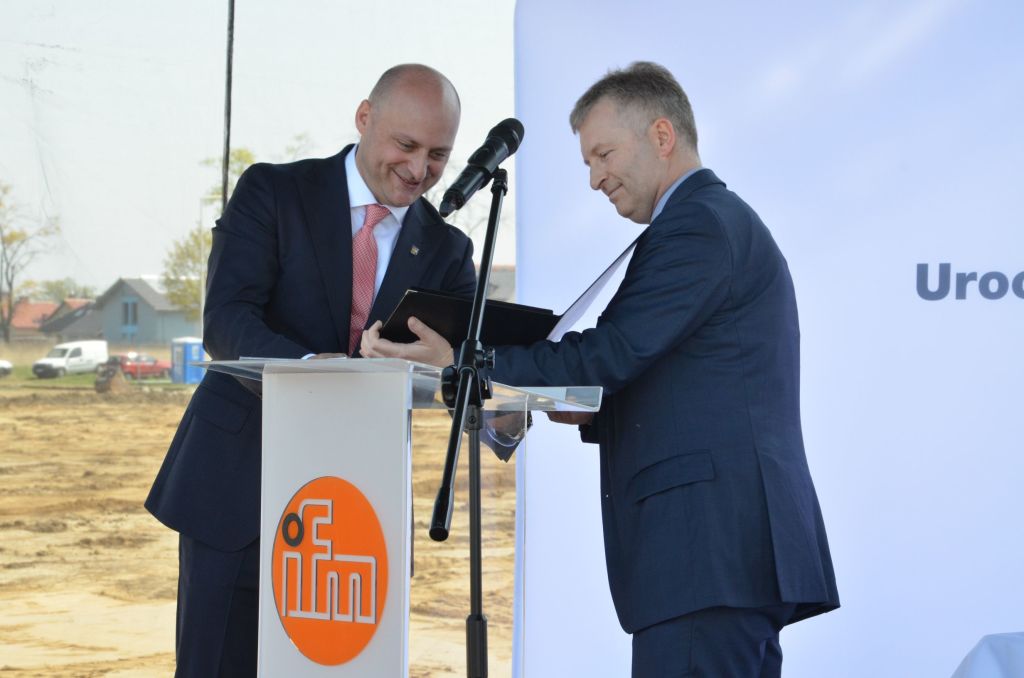 Tomasz Jakacki, Vice-President of WSEZ “INVEST-PARK”, presented Andrzej Durdyń with a commemorative agate, which is given to entrepreneurs as a mark of appreciation of their exceptional achievements in the Wałbrzych zone