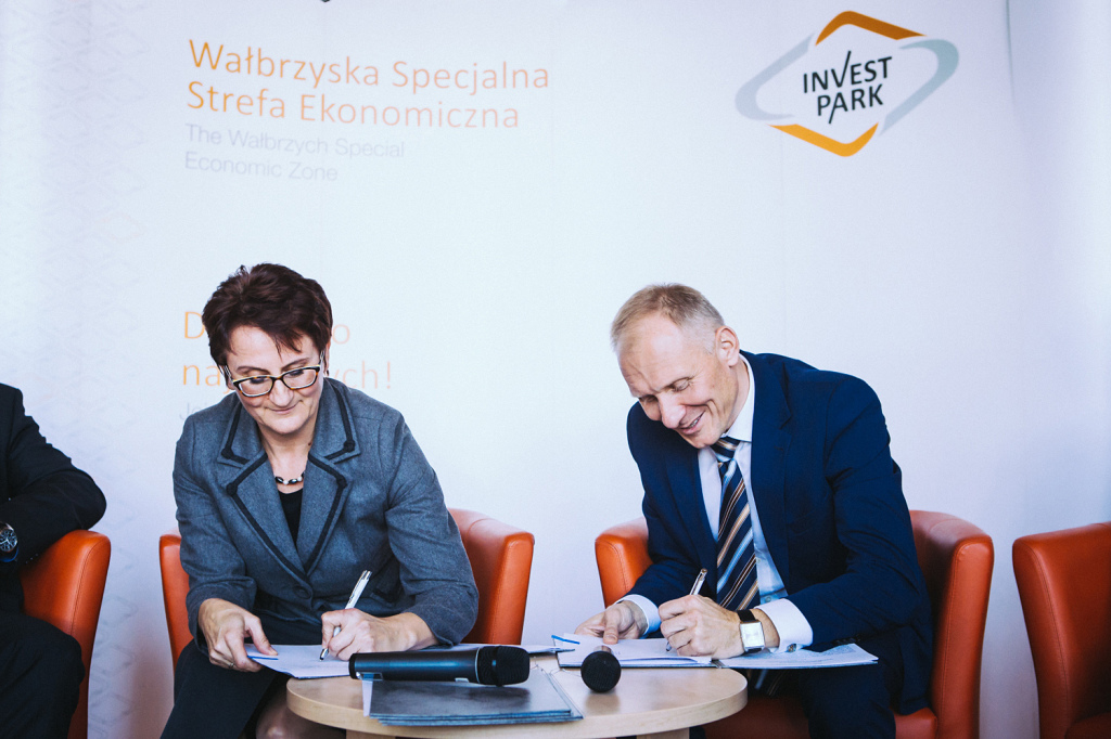 Uroczyste podpisanie porozumienia odbyło się w wałbrzyskim Zamku Książ. Na zdjęciu Barbara Kaśnikowska, prezes WSSE „INVEST PARK” oraz Rafał Jurkowlaniec, prezes LSSE 