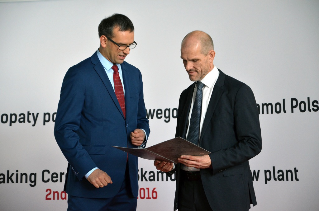 Krzysztof Drynda wiceprezes WSSE wręcza list gratulacyjny Jesperowi Kirkeby Hansenowi dyrektorowi generalnemu Skamol