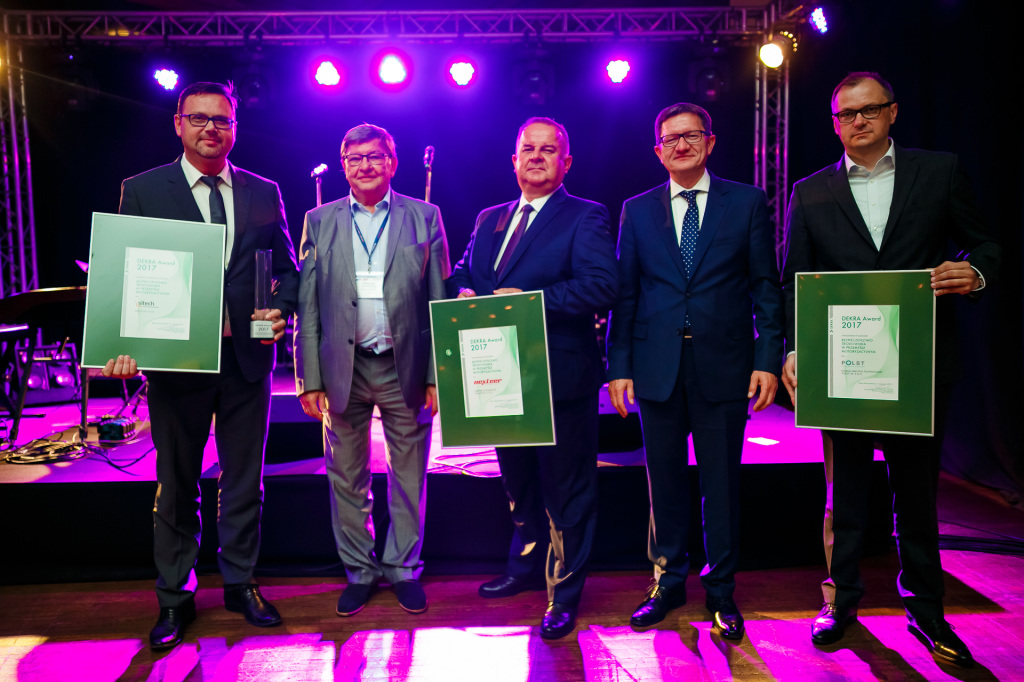 Laureaci DEKRA Award 2017.  Od lewej: Adam Holewa - Dyrektor zarządzający ds. technicznych SITECH Sp. z o.o.,  Roman Kantorski - Prezes Polskiej Izby Motoryzacji, Robert Gałązka - Prezes Zarządu, Dyrektor Zarządzający NEXTEER Automotive Poland, Roman Zadrożny – Prezes Zarządu, Dyrektor Zarządzający Grupy DEKRA w Polsce,  Paweł Włodarski - Dyrektor, Plant Manager Poland Smelting Technologies „POLST” Sp. z o.o.